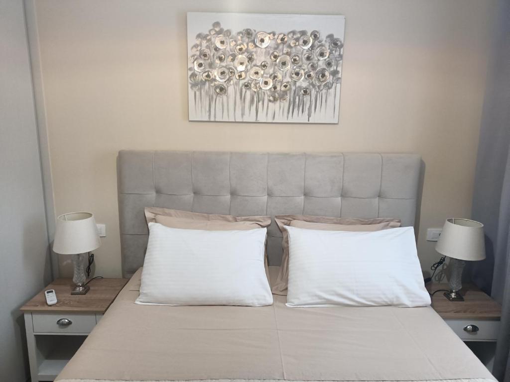 A bed or beds in a room at Nikola's & Joanna's apartments 2