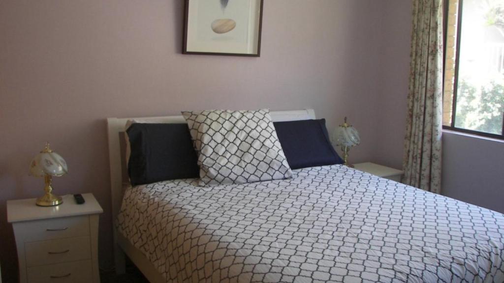 una camera da letto con un letto e una finestra di 3/17 Park Street a Port Macquarie