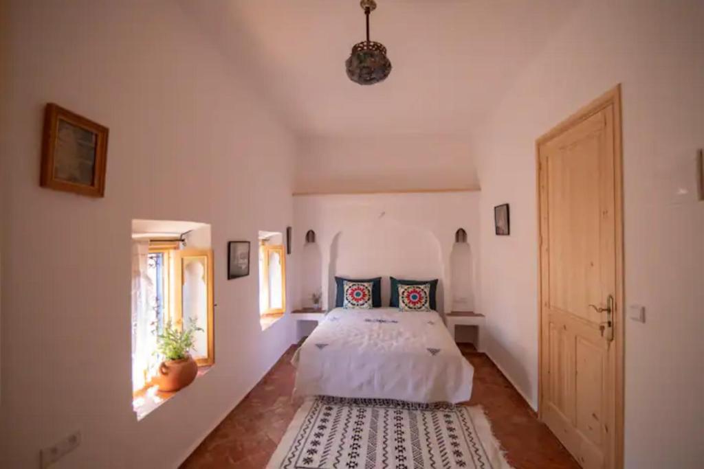 Una cama o camas en una habitación de Dar YAMINA SUIKA