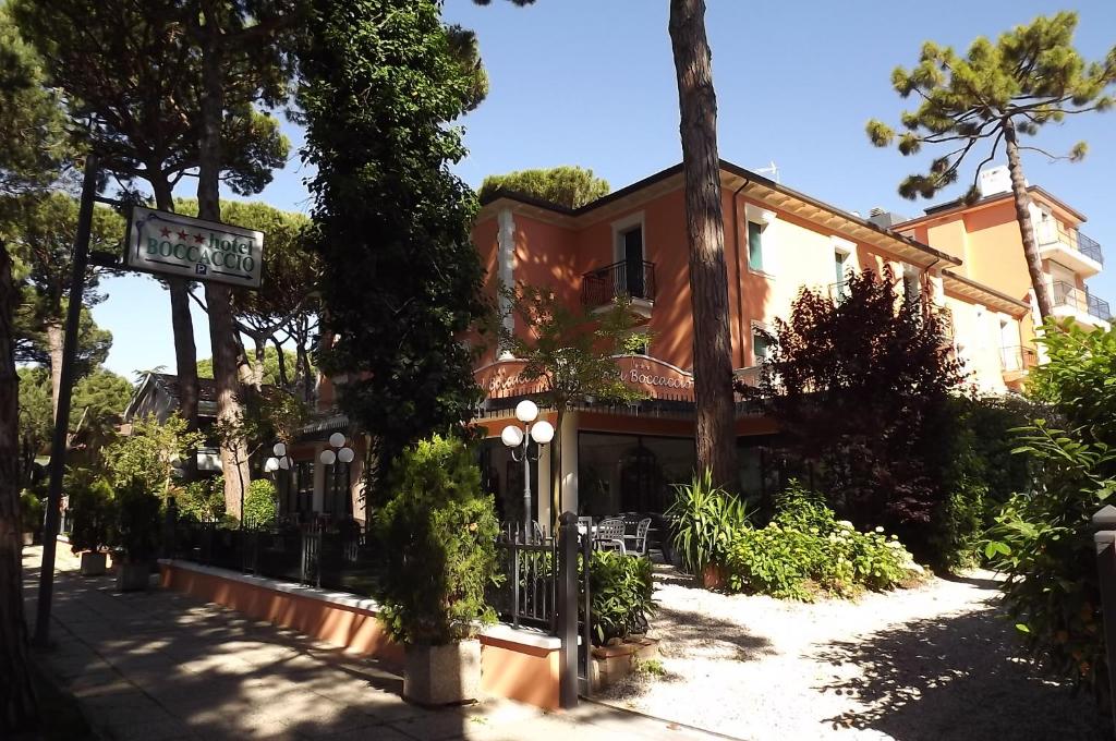 ミラノ・マリッティマにあるHotel Boccaccio-free parking-の看板のある家