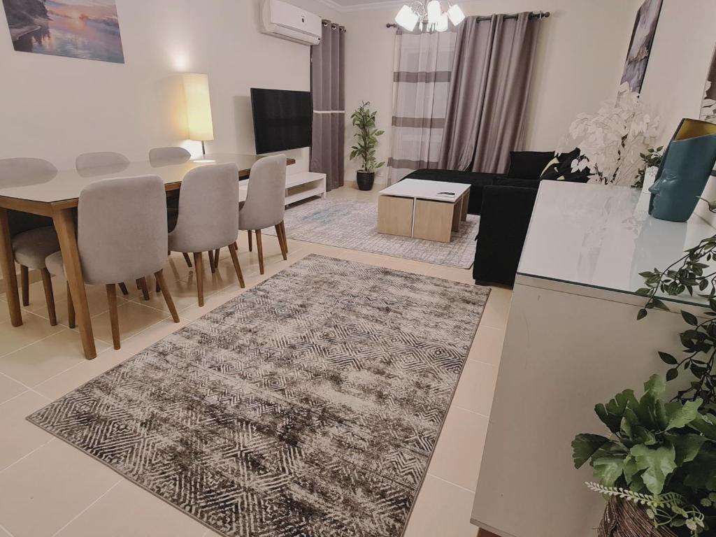 salon ze stołem i jadalnią w obiekcie El Rehab, 3 BR Apt Garden view Sweet Homies w mieście New cairo