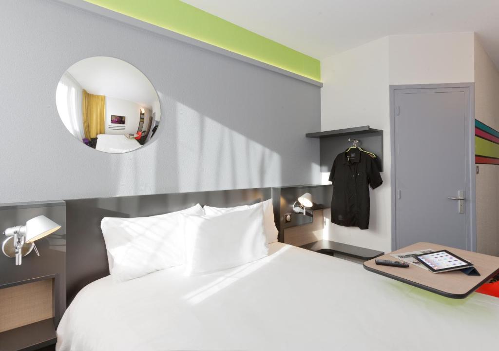 Postel nebo postele na pokoji v ubytování ibis Styles Roanne Centre Gare