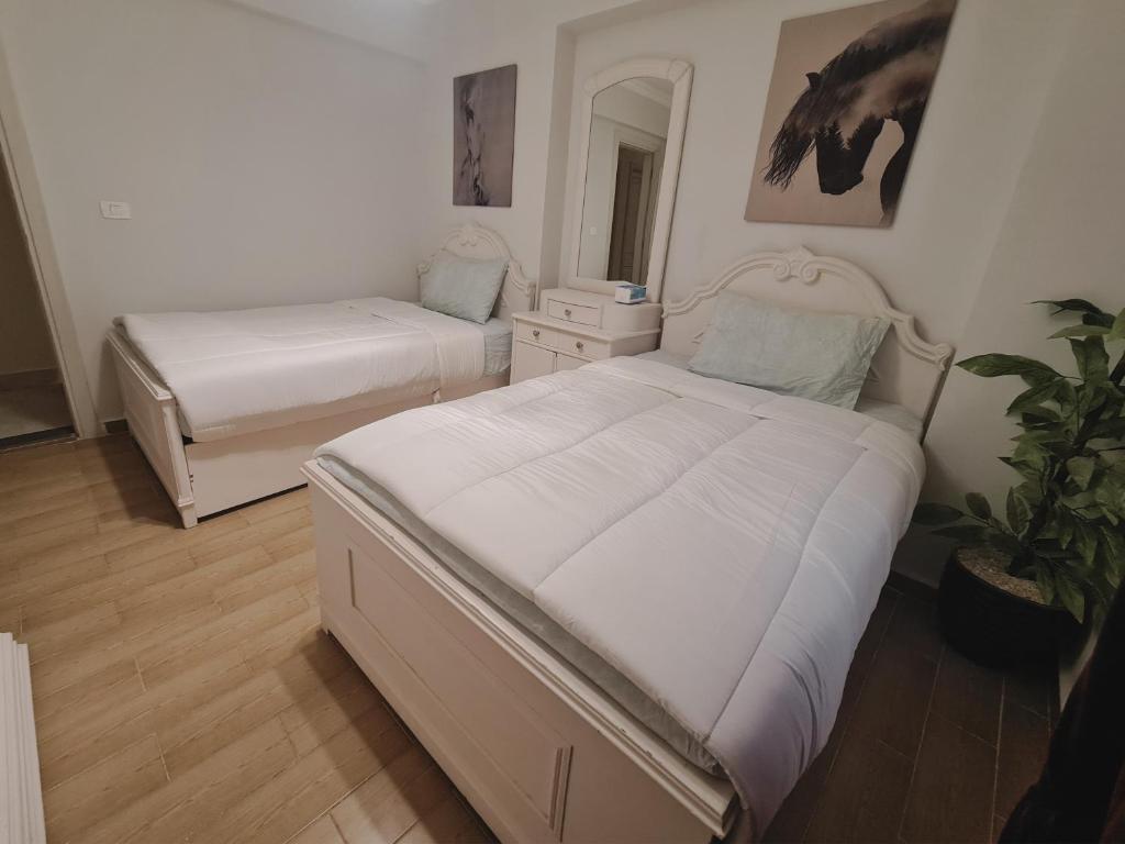 Postel nebo postele na pokoji v ubytování Freshly Modern Renewed 3BR Full AirCod Dar masr Qornfel