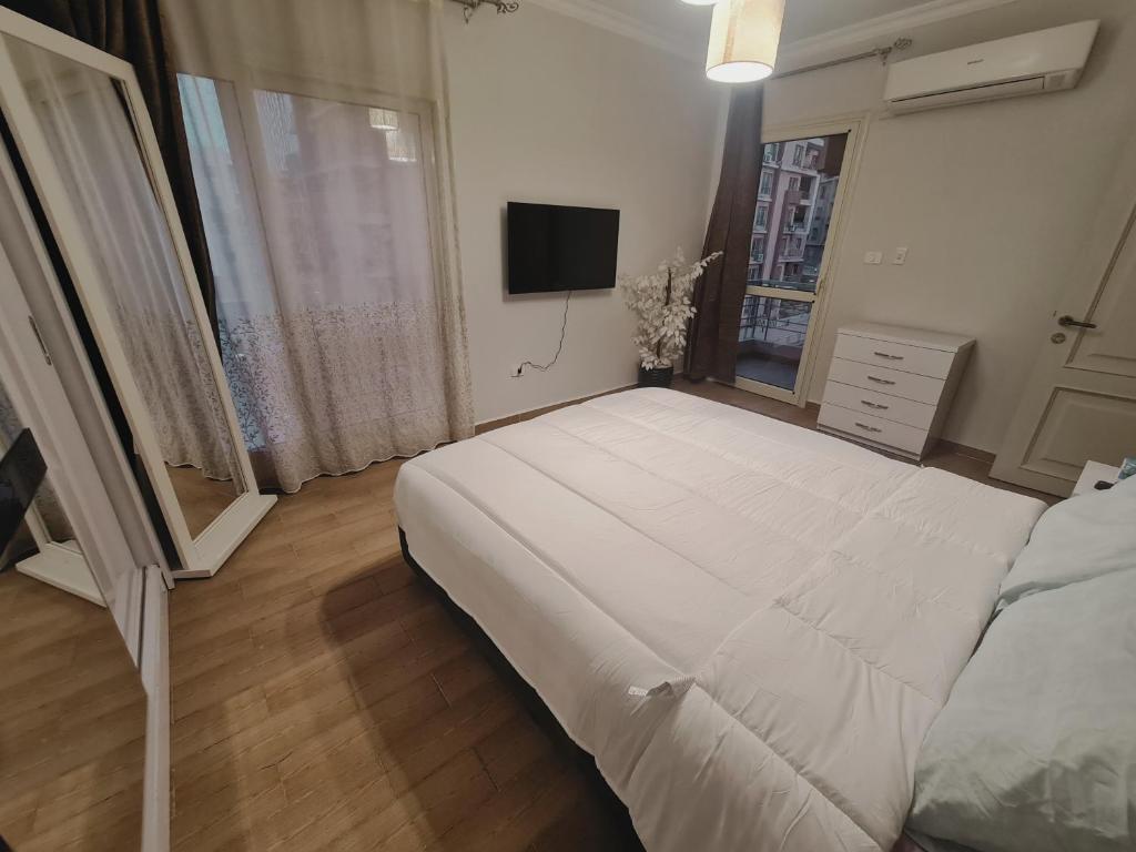 Postel nebo postele na pokoji v ubytování Freshly Modern Renewed 3BR Full AirCod Dar masr Qornfel