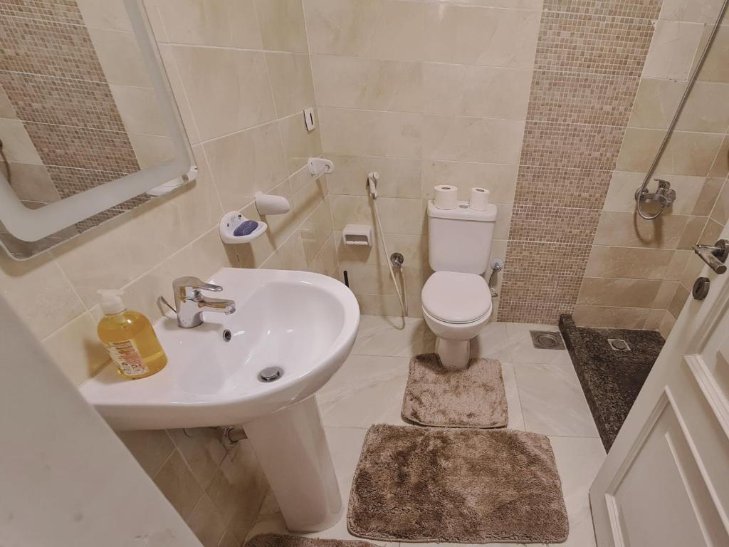 Koupelna v ubytování Freshly Modern Renewed 3BR Full AirCod Dar masr Qornfel