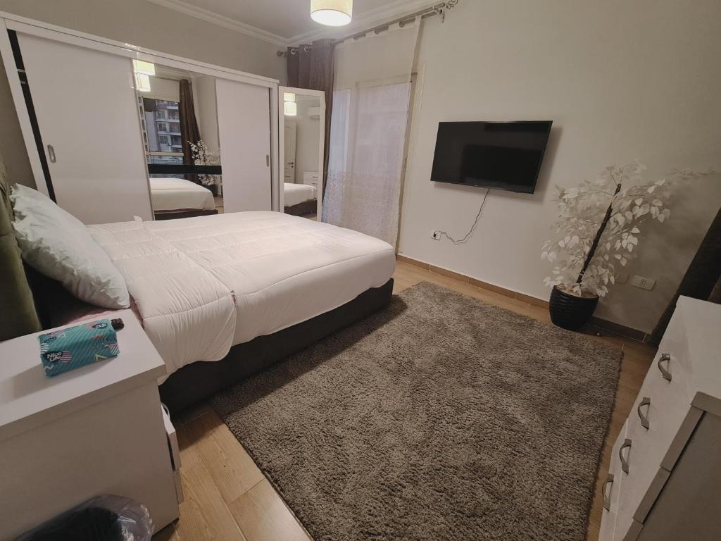 Postel nebo postele na pokoji v ubytování Freshly Modern Renewed 3BR Full AirCod Dar masr Qornfel