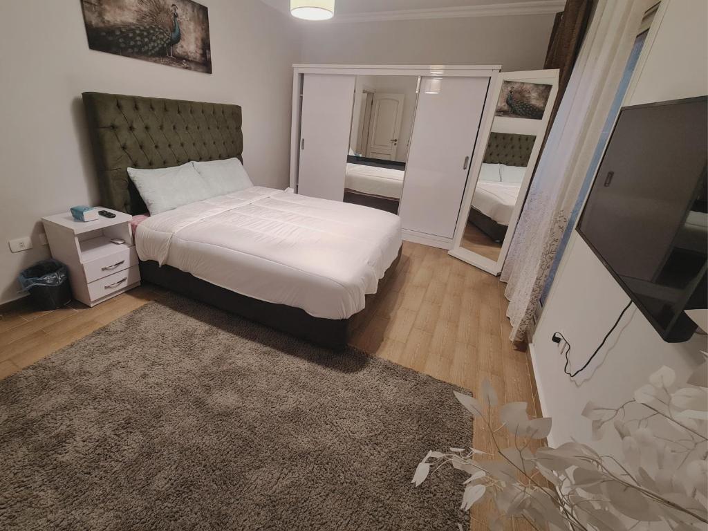 Postel nebo postele na pokoji v ubytování Freshly Modern Renewed 3BR Full AirCod Dar masr Qornfel
