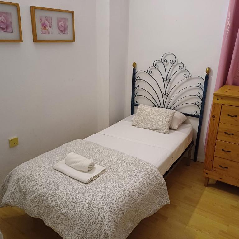 Łóżko lub łóżka w pokoju w obiekcie Ático en el Corazón de Sevilla