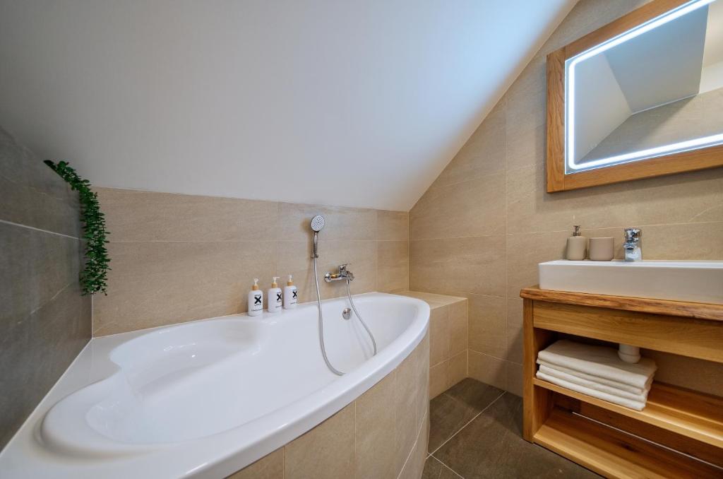 Ένα μπάνιο στο Špindl Lodge Apartments Self check-in & Sauna