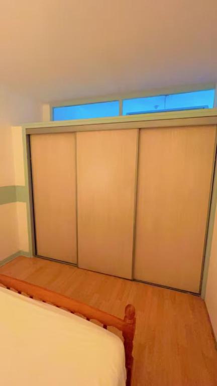 - une chambre avec une fenêtre et un lit dans l'établissement Nid douillet Chalon Centre Grand Confort, à Chalon-sur-Saône