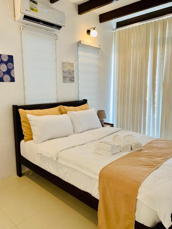 Giường trong phòng chung tại Crossing View Penthouse