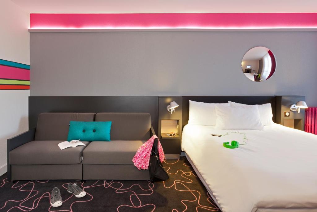 Postel nebo postele na pokoji v ubytování ibis Styles Roanne Centre Gare