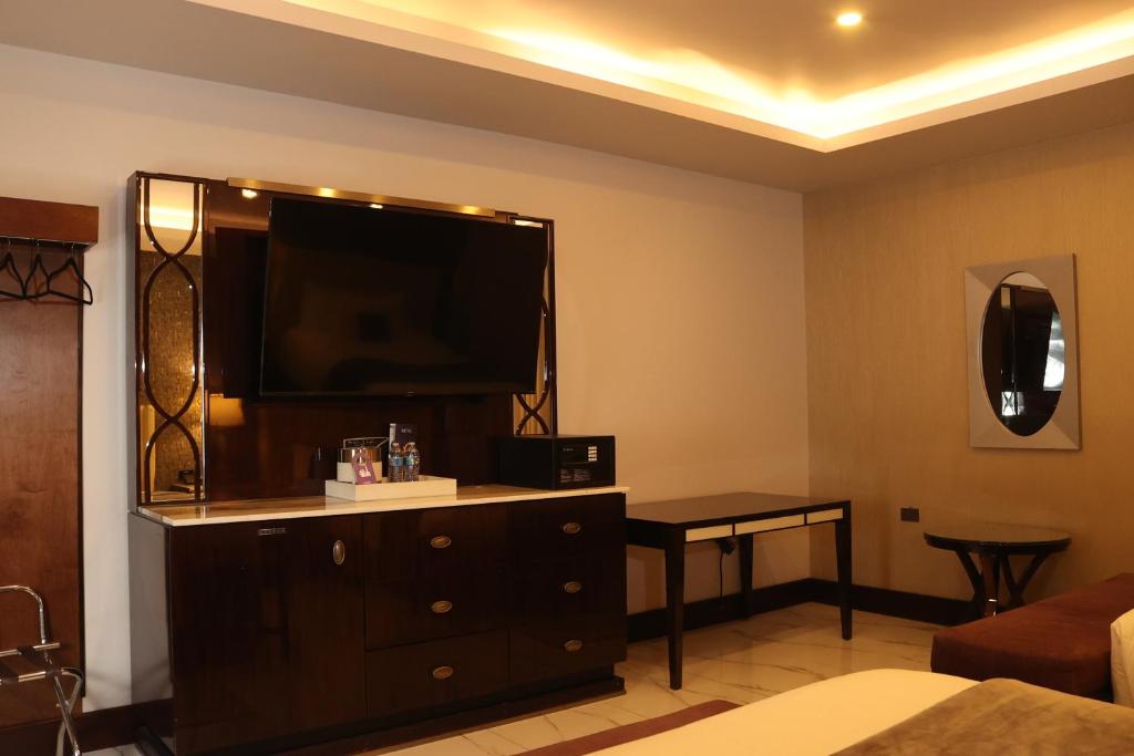 TV a/nebo společenská místnost v ubytování Hotel West Plaza
