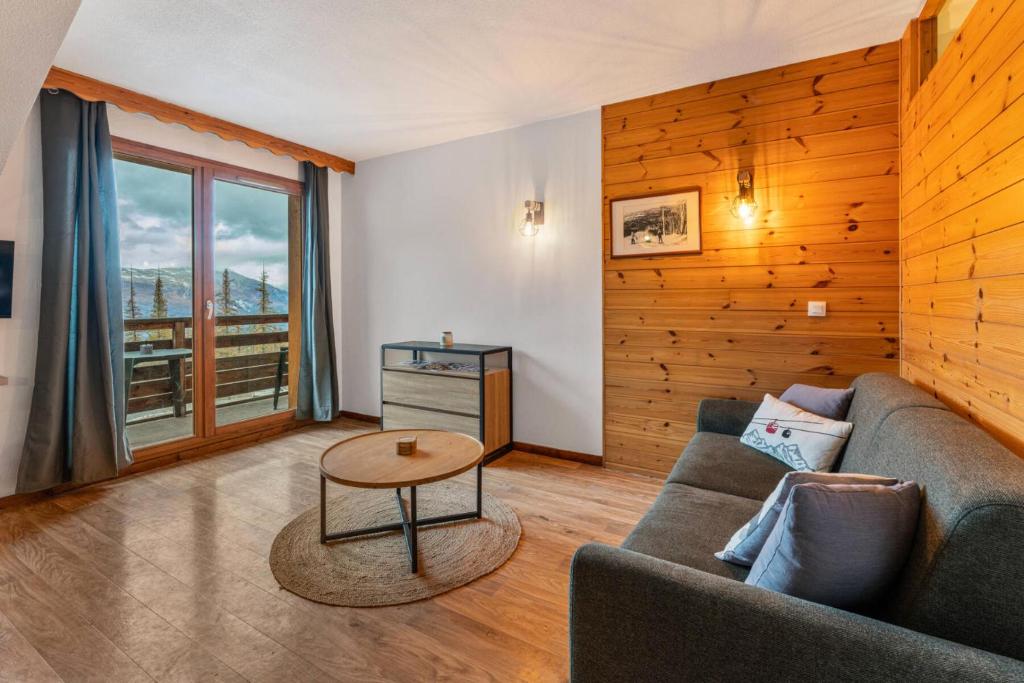 un salon avec un canapé et une table dans l'établissement Résidence Les Hauts De Preclaux - Agréable studio au coeur des Orres 1800 MAE-6881, aux Orres