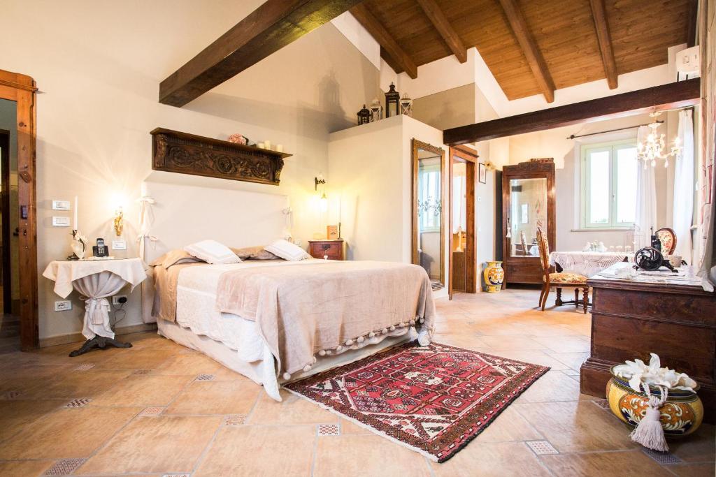 een slaapkamer met een bed en een dressoir bij Locanda Antico Casale Cesenatico in Cesenatico