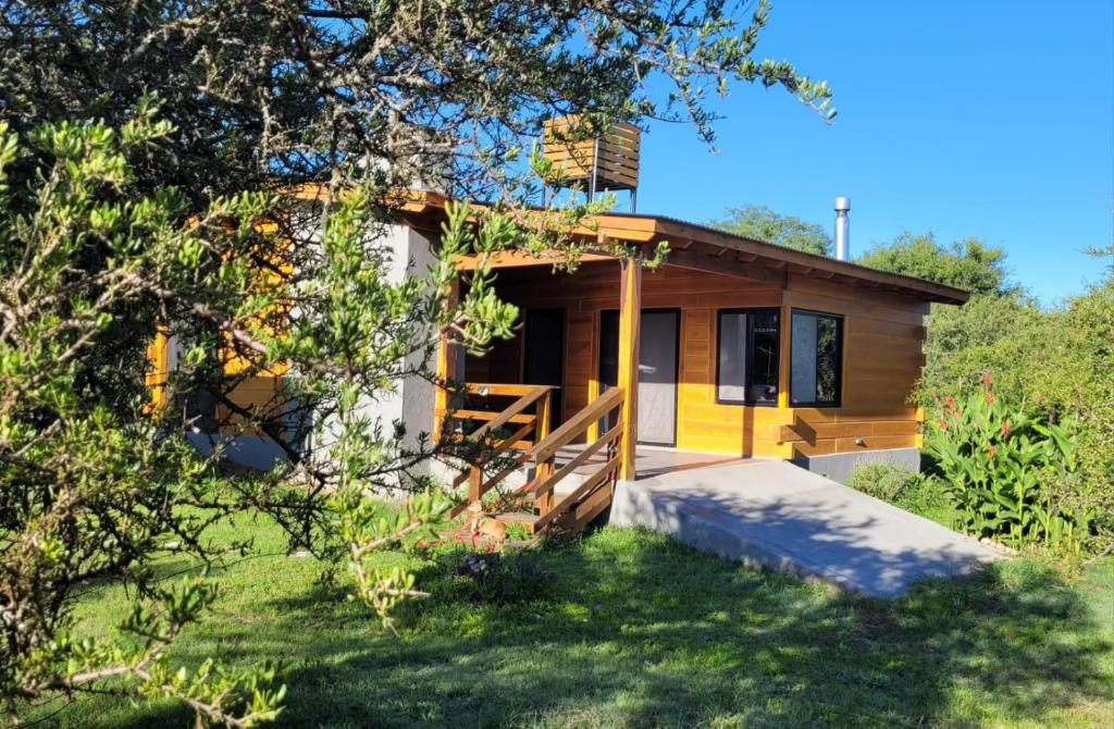 サンタ・ロサ・デ・カラムチタにあるSueño Serranoの木のある小さな黄白家