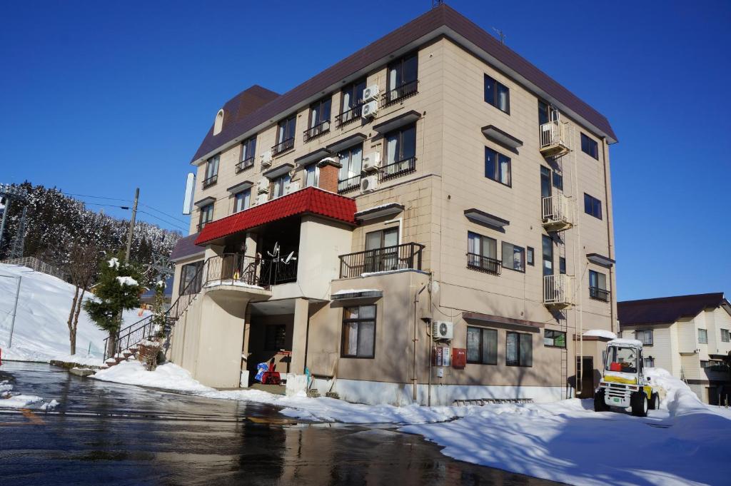 南魚沼市的住宿－新福田屋酒店，街道边的大建筑,有雪