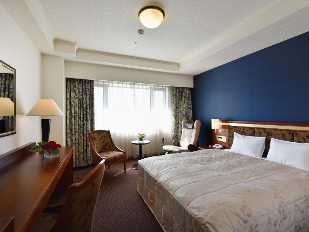 Postel nebo postele na pokoji v ubytování Hotel Crown Palais Chiryu
