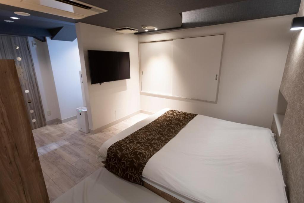 Postel nebo postele na pokoji v ubytování HOTEL ATLAS Shinkabukicho (Adult Only)