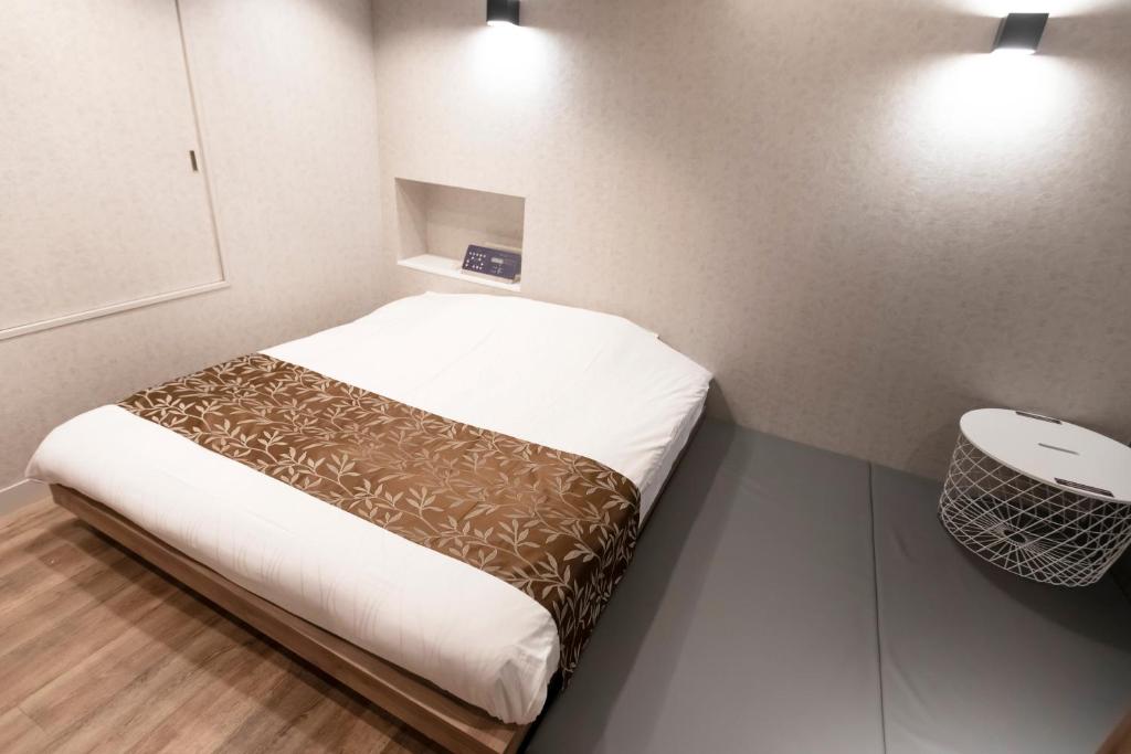 Postel nebo postele na pokoji v ubytování HOTEL ATLAS Shinkabukicho (Adult Only)