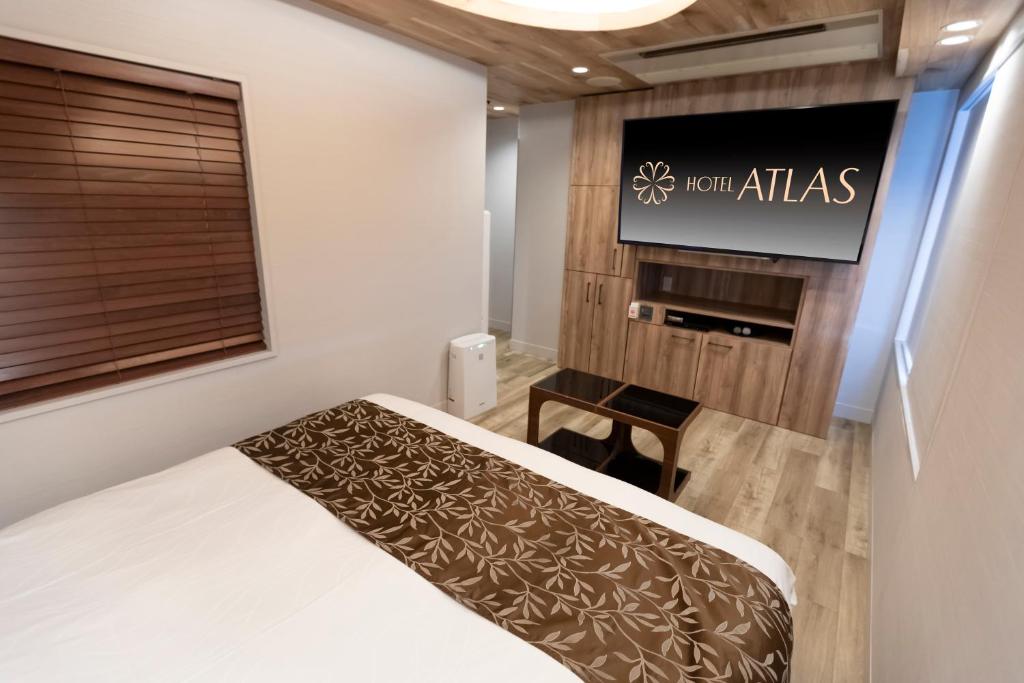 Postel nebo postele na pokoji v ubytování HOTEL ATLAS Shinkabukicho (Adult Only)