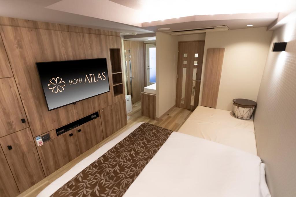 TV a/nebo společenská místnost v ubytování HOTEL ATLAS Shinkabukicho (Adult Only)