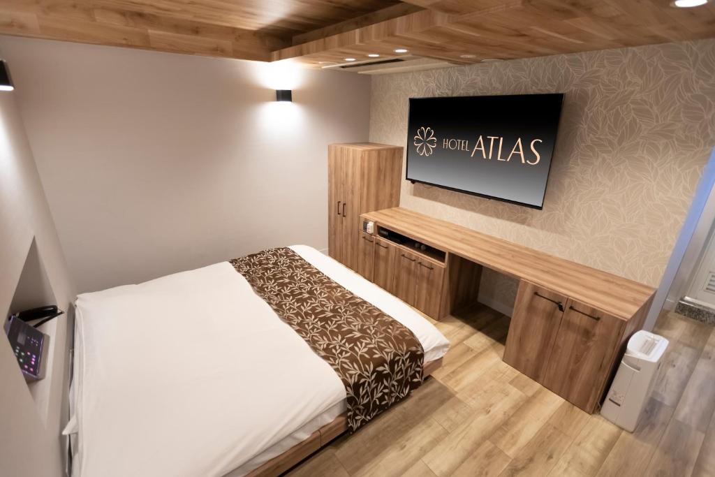 Postel nebo postele na pokoji v ubytování HOTEL ATLAS Shinkabukicho (Adult Only)