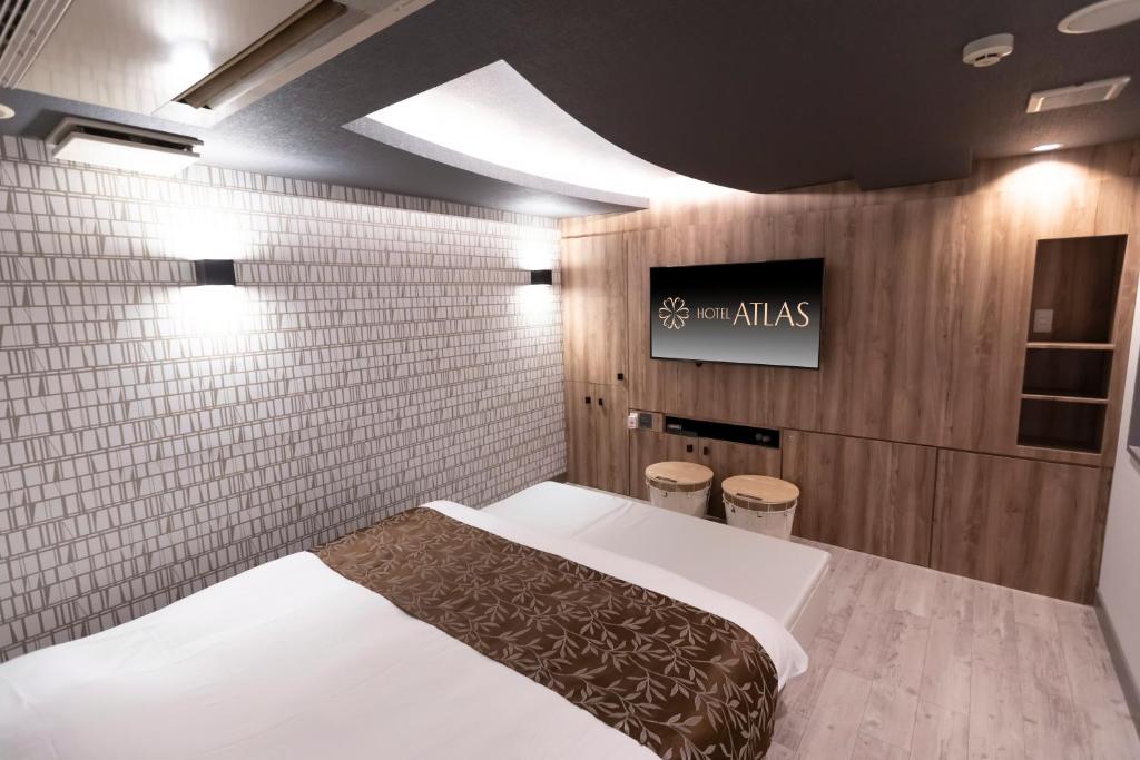 Postel nebo postele na pokoji v ubytování HOTEL ATLAS Shinkabukicho (Adult Only)