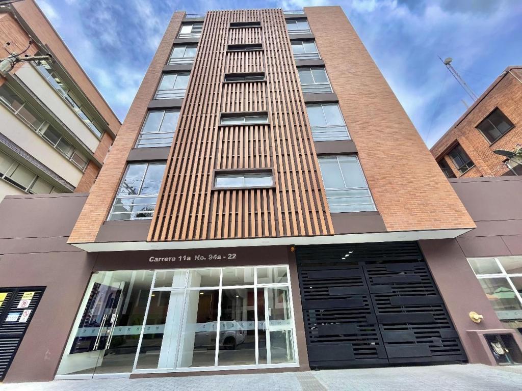 un edificio alto con le porte aperte su una strada di Loft ONCE-94 a Bogotá