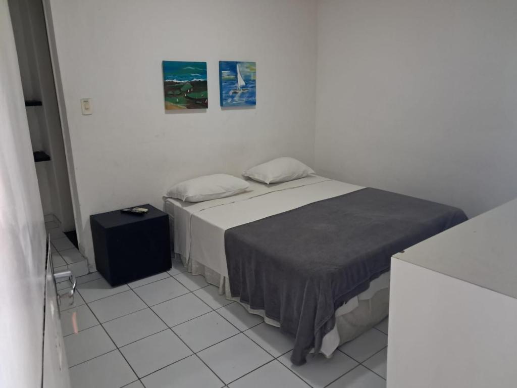 レシフェにあるPousada Recife Tropicalの白い部屋(ベッド1台、テーブル付)