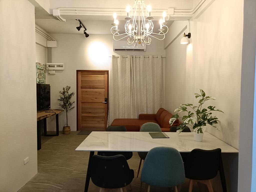 ein Esszimmer mit Tisch und Stühlen in der Unterkunft Grey Brown Green house at chiangmai old town in Chiang Mai