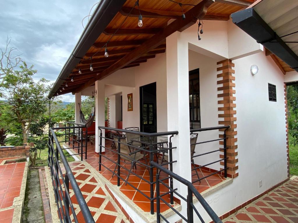a view of a house from the outside at Cabaña Campestre - Puente Nacional in Puente Nacional