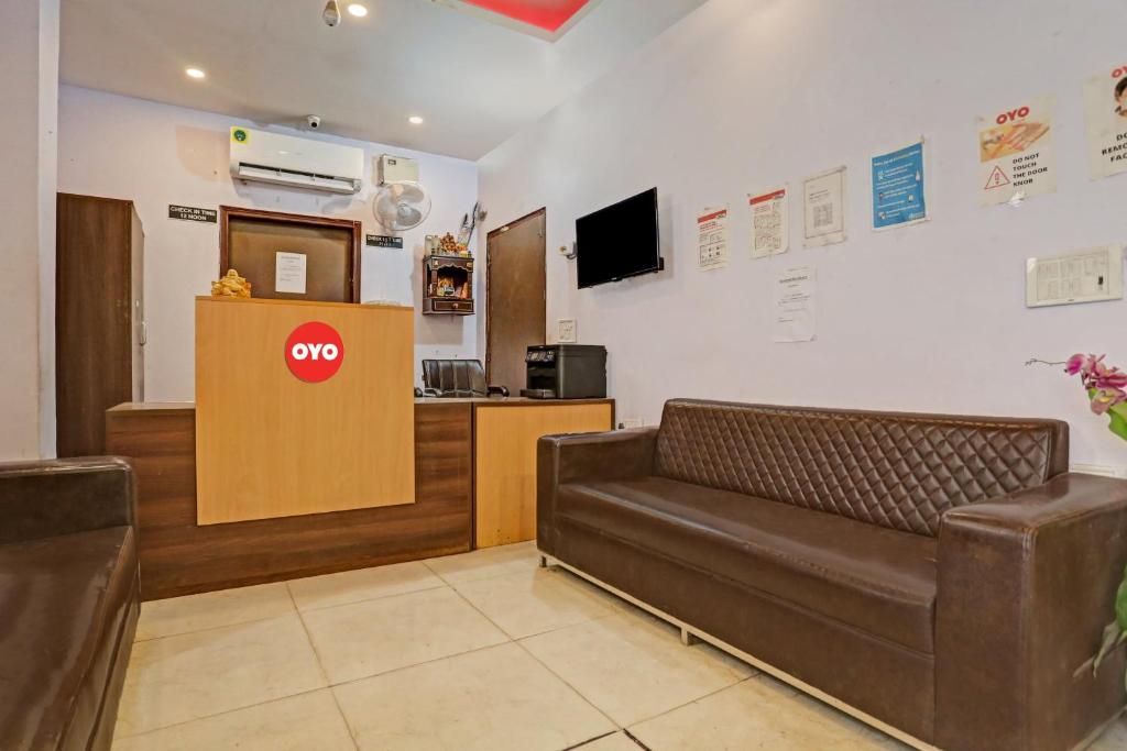 TV a/nebo společenská místnost v ubytování Hotel O Doraemon Residency