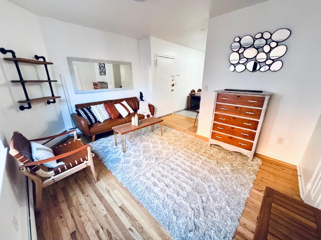 una sala de estar con un sofá y una mesa en Charming Hoboken, a few Minutes to Manhattan, en Hoboken