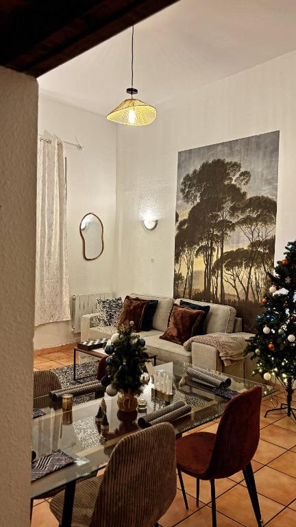 un salon avec un canapé et une table dans l'établissement Appartement centre historique, à Tarascon