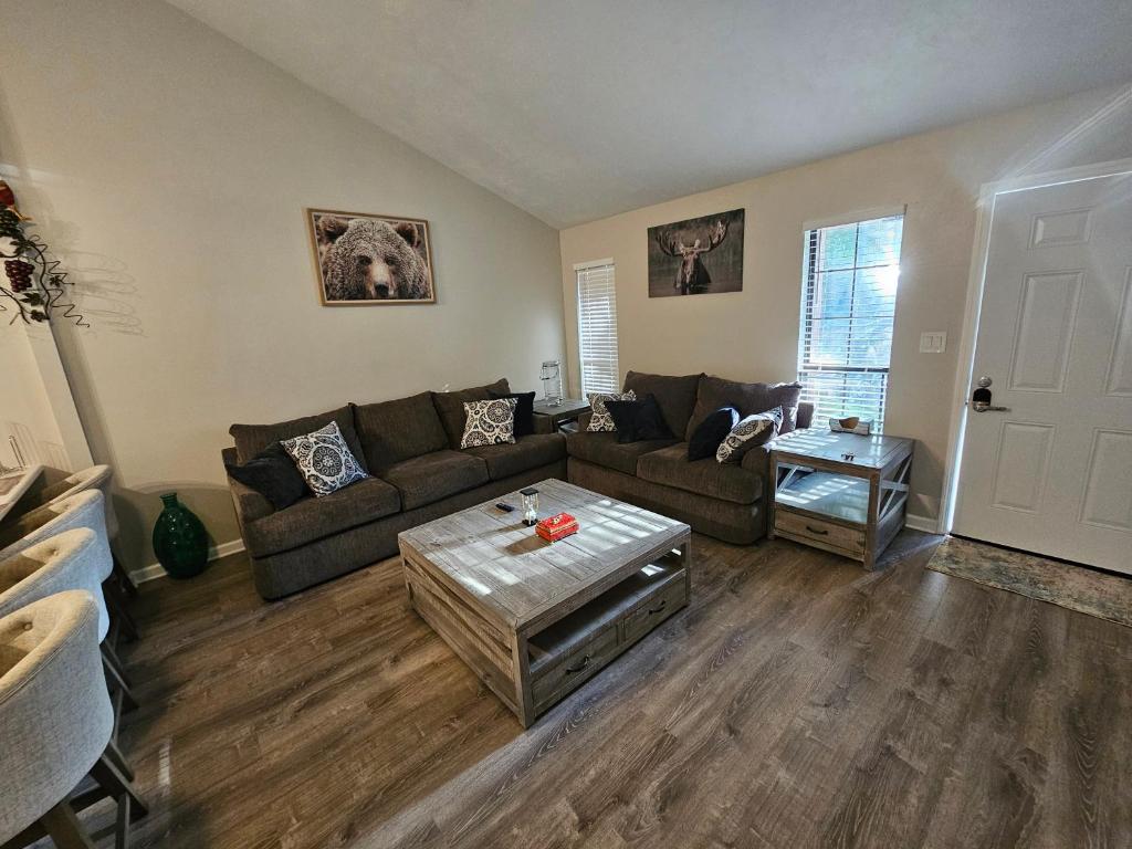 un soggiorno con un divano e un tavolo di The Cozy Townhome a Tallahassee