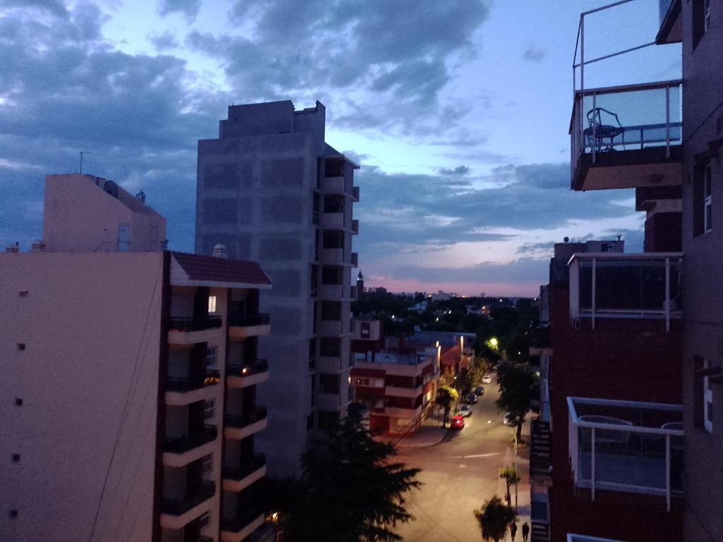 Una vista de una calle de la ciudad por la noche con edificios. en Deptomarmdp, en Mar del Plata