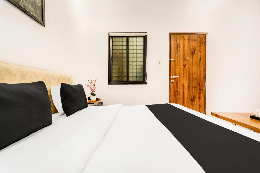 Postel nebo postele na pokoji v ubytování Super Hotel O Pardi Near Kalamna Market