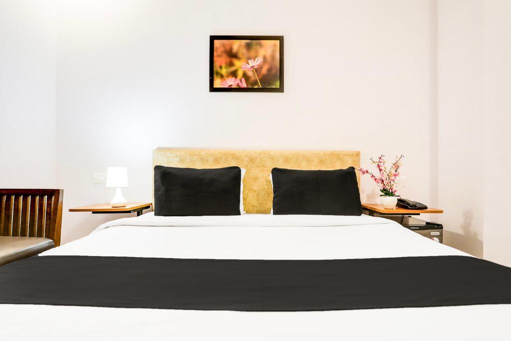 Postel nebo postele na pokoji v ubytování Super Hotel O Pardi Near Kalamna Market
