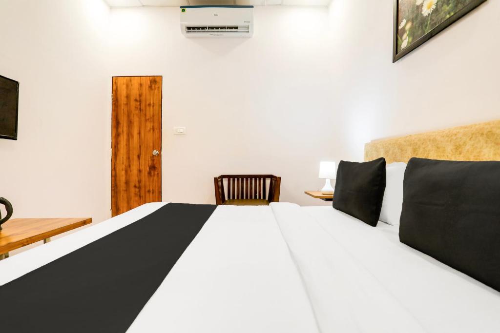 Postel nebo postele na pokoji v ubytování Super Hotel O Pardi Near Kalamna Market