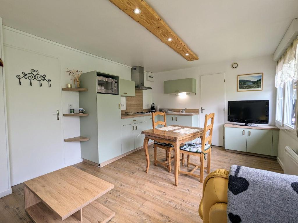 une cuisine avec une table et une salle à manger dans l'établissement Gîte montagne La Bresse, balcon, Wi-Fi, parking proche ski - FR-1-589-699, à La Bresse