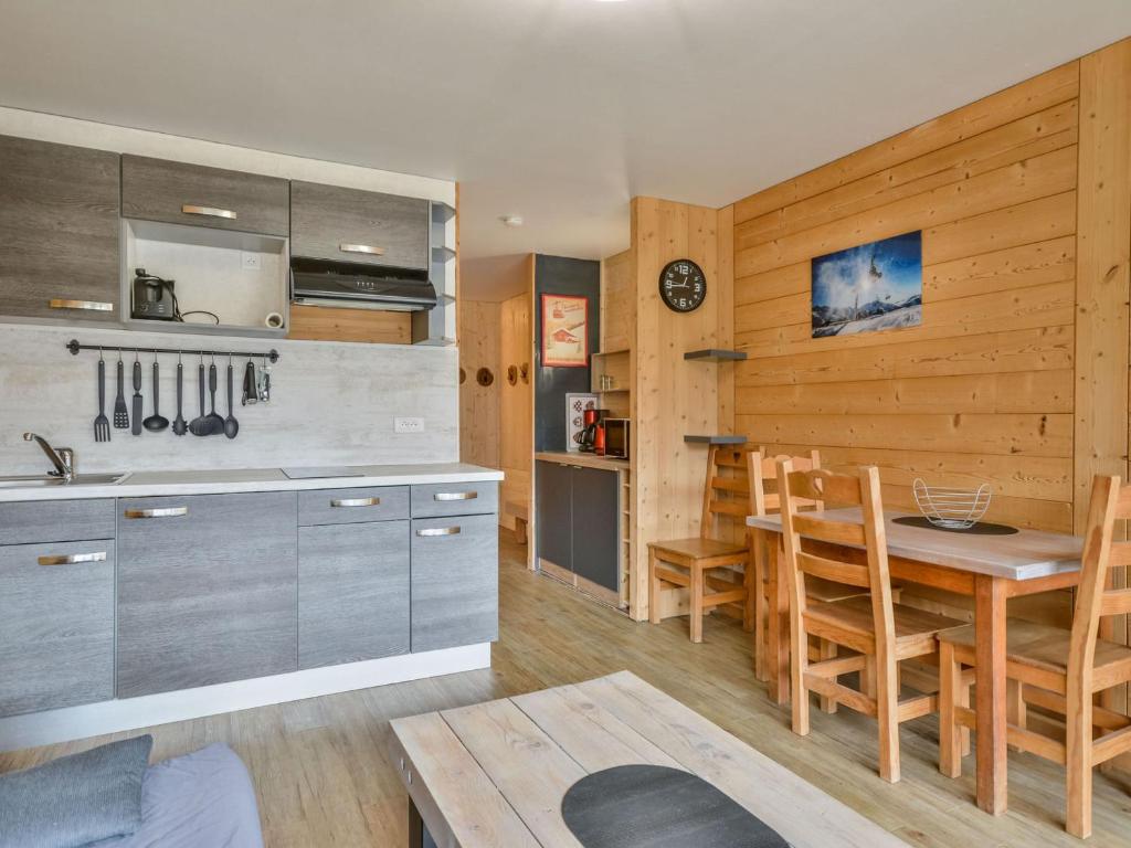 une cuisine et une salle à manger avec une table et des chaises dans l'établissement Studio centre Morzine, 4 pers, proche télécabine, balcon, wifi - FR-1-684-67, à Morzine