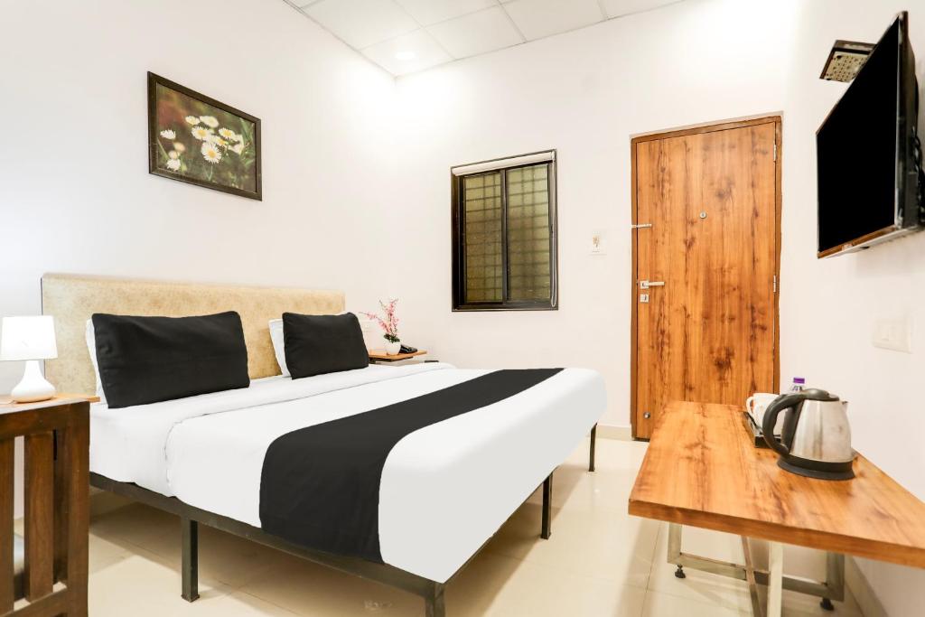 Postel nebo postele na pokoji v ubytování Super Hotel O Pardi Near Kalamna Market