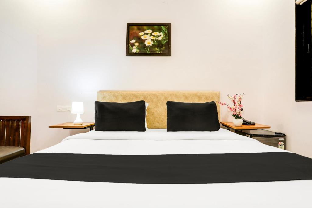 Postel nebo postele na pokoji v ubytování Super Hotel O Pardi Near Kalamna Market