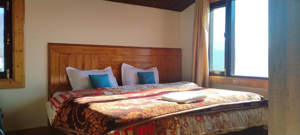 Postel nebo postele na pokoji v ubytování Thakur homes- couple and family friendly homestay