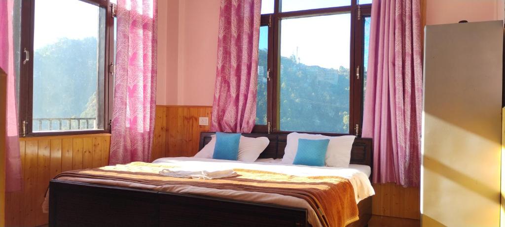 Postel nebo postele na pokoji v ubytování Thakur homes- couple and family friendly homestay
