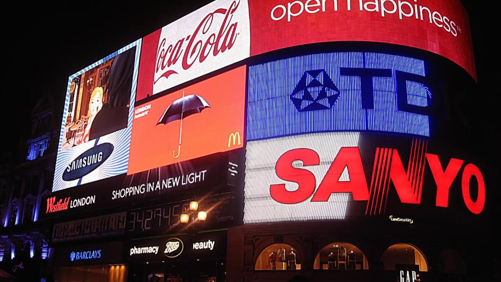 ムンバイにあるZolo Inn Multiの側面に看板が多く建つ建物