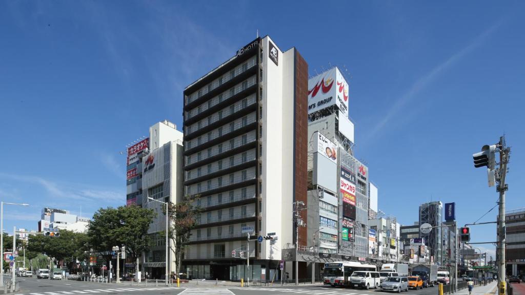 堺市にあるＡＢホテル堺東の街の角にある高い建物