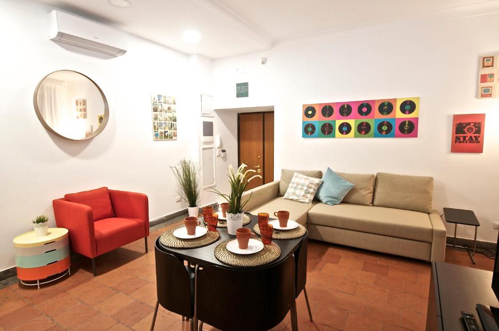 uma sala de estar com um sofá e uma mesa em Flaminio Butterfly House em Roma