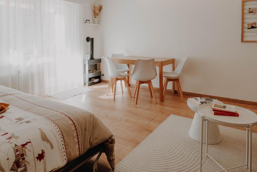 Postel nebo postele na pokoji v ubytování Superb Modern Studio Leukerbad